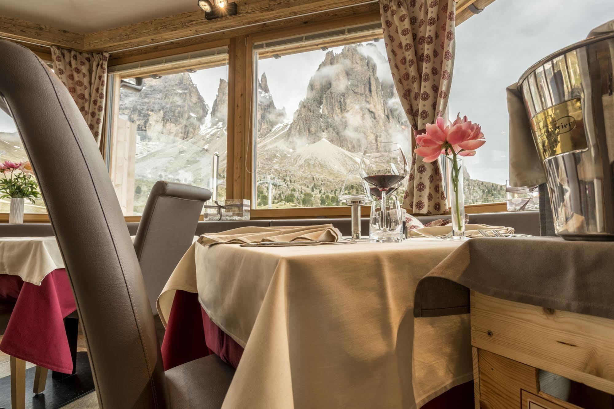 Passo Sella Dolomiti Mountain Resort เซลวาดีวัลการ์เดนา ภายนอก รูปภาพ